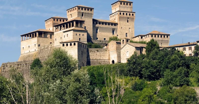 Burg Torrechiara: Geschichte, Liebesnest und Legenden
